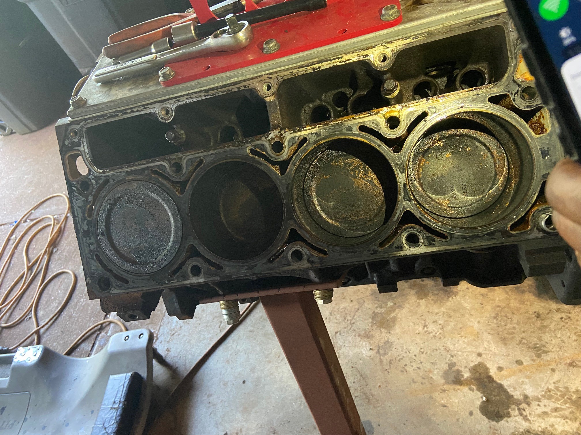 ls 6.0 tear down pistons.jpg